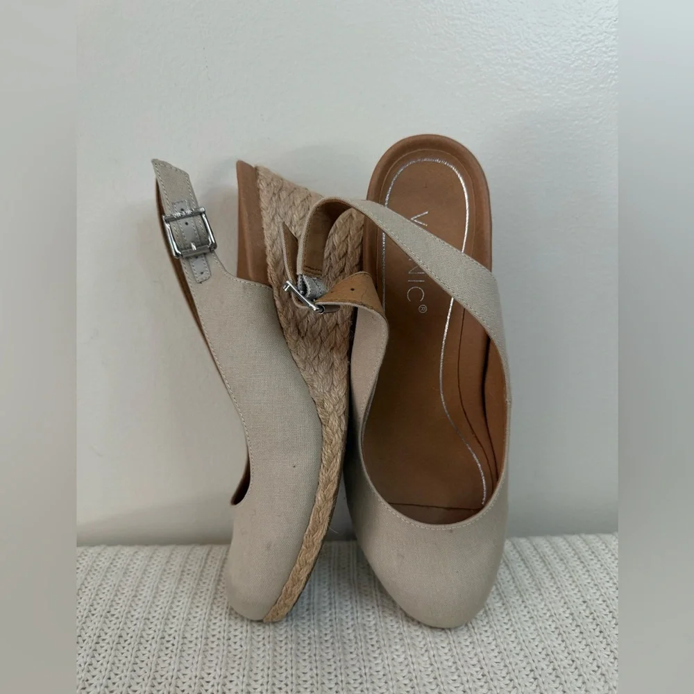 Vionic Coralina Beige Espadrille Wedge Slingback in size 9